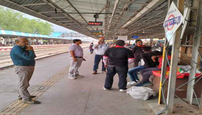surprise-inspection-of-agra-divisional-railway-manager-at