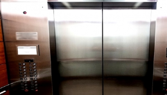 Additional Chief Secretary of Delhi stuck in the lift

