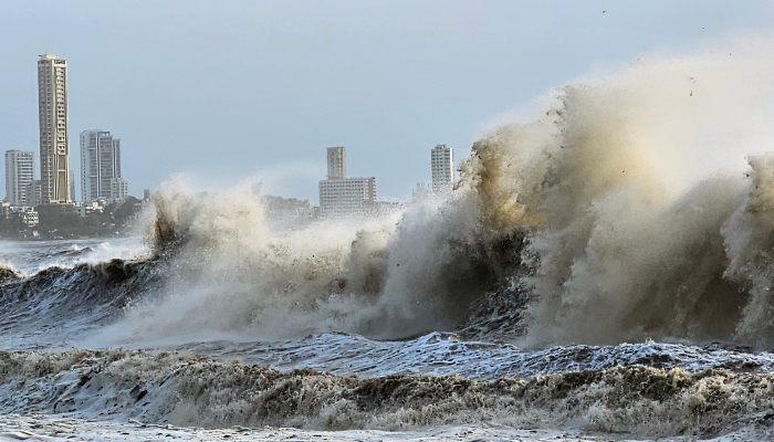 cyclone-biperjoy-juhu-beach