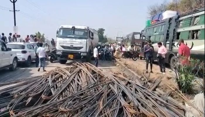 Trailer-overturned-on-highway-jharkhand