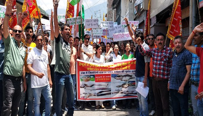 demonstration-against-manohar-murder-in-kullu