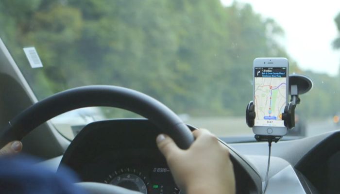 driving-safely-with-navigation-app