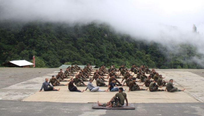 indian-army-perform-yoga-in-arunachal-pradesh