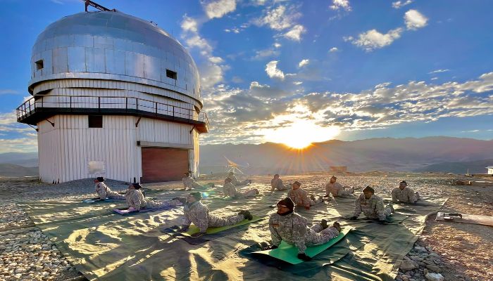 indian-army-performs-yoga