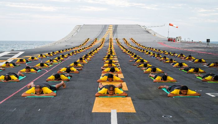 indian-navy-perform-yoga