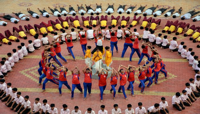 swami-narayan-gurukul-students-yoga