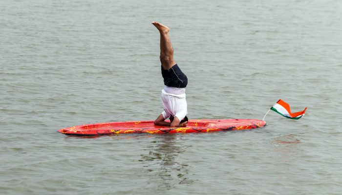 yoga-on-yamuna-river-new-delhi