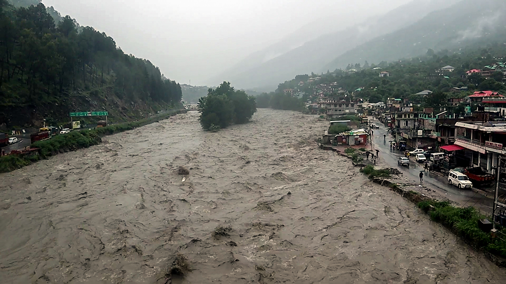 beas-river-is-in-spate-as-heavy-rainfall-continues-to-lash-Kullu 