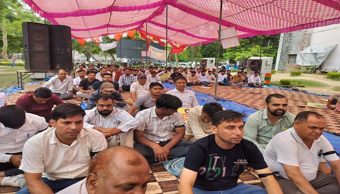 Clerks remained strike second day Kaithal protested tying black bands