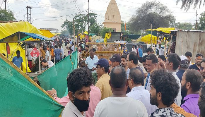 Ujjain tin shed shops made by encroachment removed Kaal Bhairav ​​temple parking area