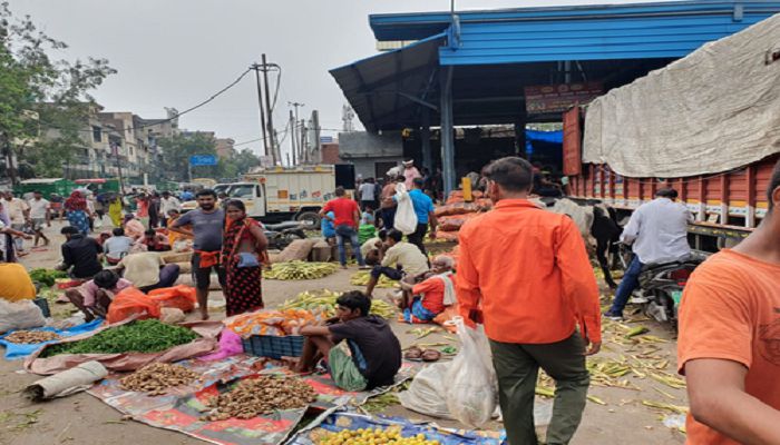 Vegetable traders rains and floods rotten vegetables arriving late market