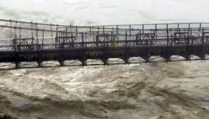 Victoria-Bridge-over-the-swollen-Beas-river-amid-heavy-rainfall-in-Mandi