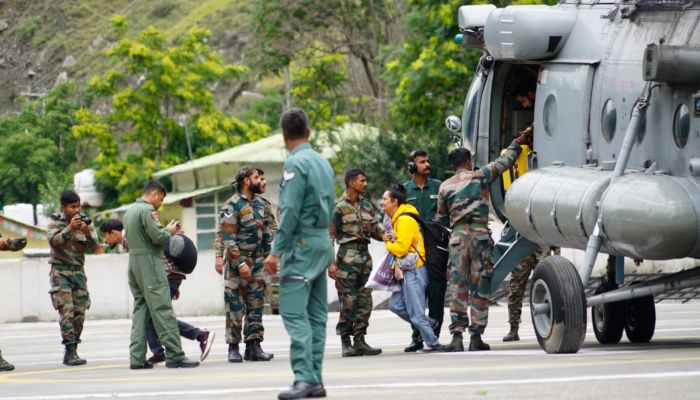 himachal-flood-tourists-rescue