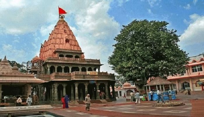 notice issued against priest for misbehaving with devotee in mahakal temple 