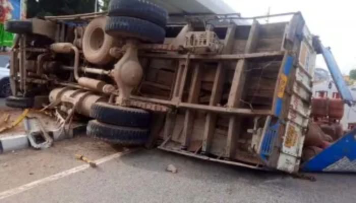 Bhopal- Truck-overturned-