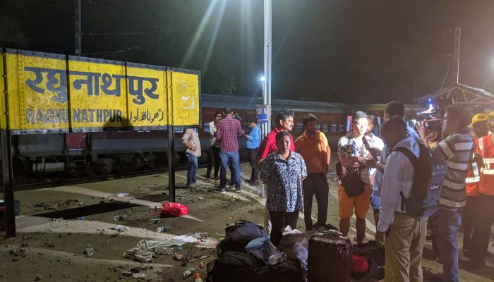 Buxar-Train-Accident-Villagers-helpers-