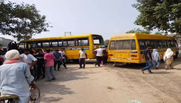 kaavadias-vandalised-a-haryana-school-bus