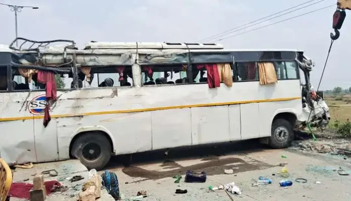 bus-full-pilgrims-crashes-four-dead