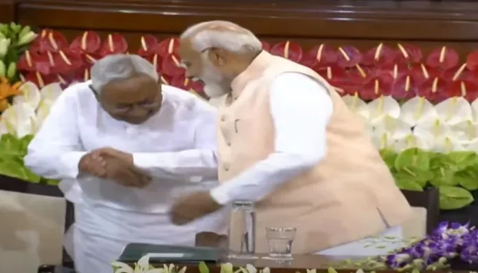 Nitish-kumar-touch-Modi-feet