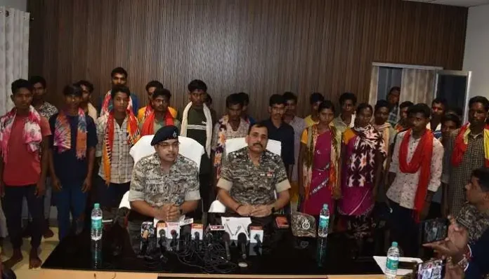 33-naxalites-surrendered-their-weapons-in-bijapur-chief-minister-sai-expressed-happiness