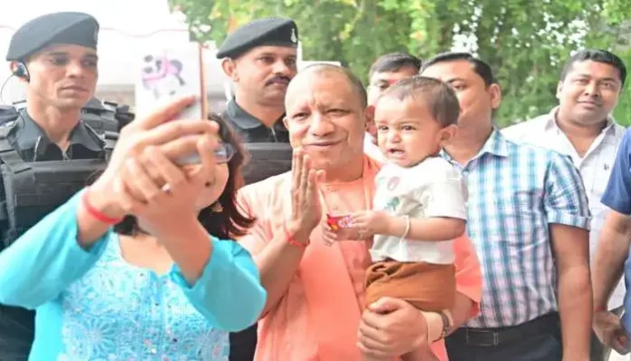 cm-yogi-met-the-complainants-in-janta-darshan