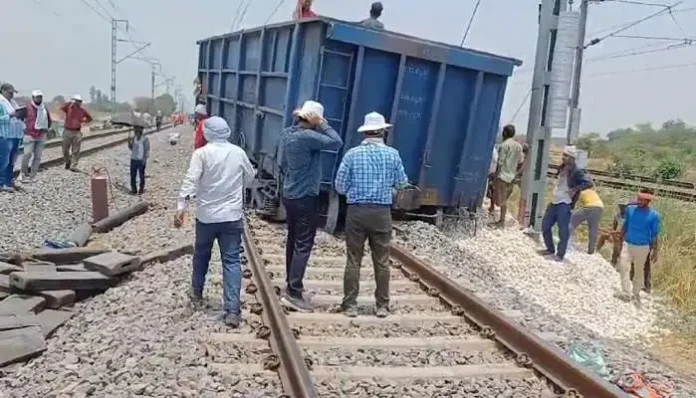 Goods-train-accident-in-Fatehpur