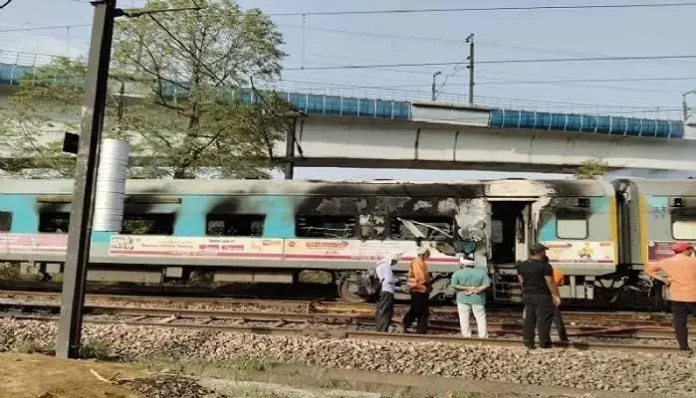 fire-in-taj-express-train