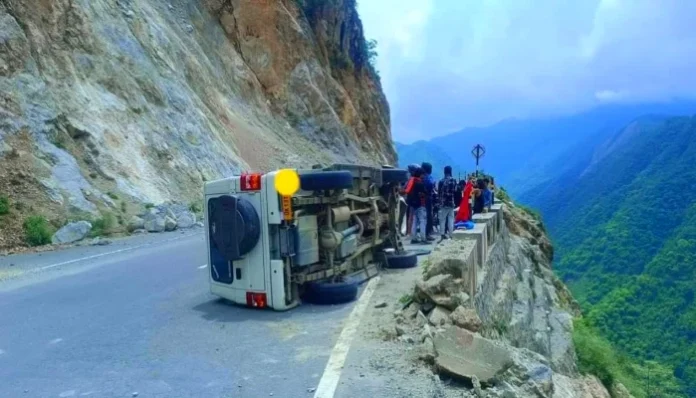 the-bus-coming-from-badrinath-to-rishikesh-overturned