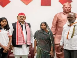 akhilesh-yadav-met-mangesh-family