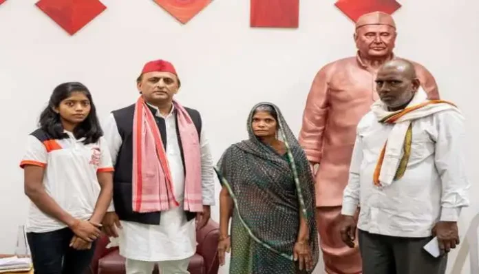 akhilesh-yadav-met-mangesh-family