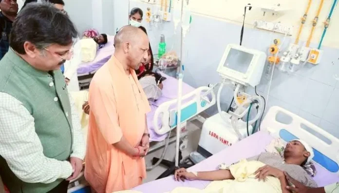 cm-yogi-meet-injured-in-lokbandhu-hospital.