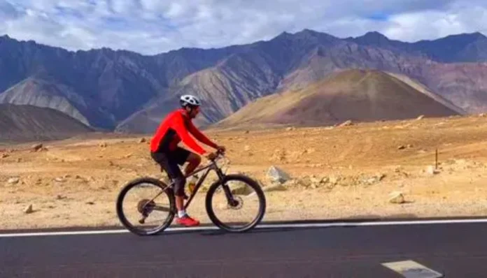 farhan-akhtar-cycling