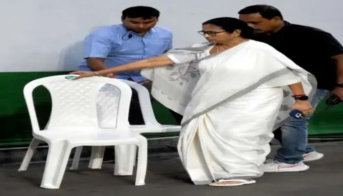 mamata-banerjee-reached-the-stage