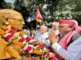 akhilesh-yadav-on-friday-garlanded-the-statue-of-jayaprakash-narayan