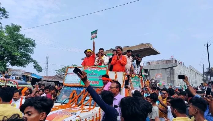 bhojpuri-star-khesari-lal-yadav-road-show-in-valmiki-nagar