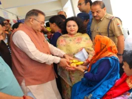 ganesh-joshi-distribute-fruits-on-amit-shah-birthday