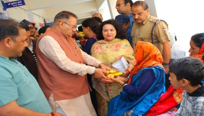 ganesh-joshi-distribute-fruits-on-amit-shah-birthday