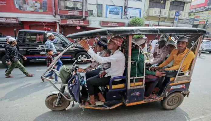 e-rickshaws-and-park-them-in-police-stations