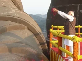 pm modi pays tribute to sardar patel