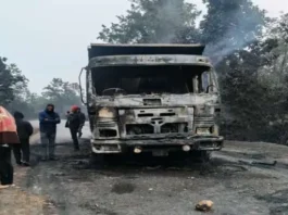 militants-in-jharkhand-set-fire-to-five-trucks