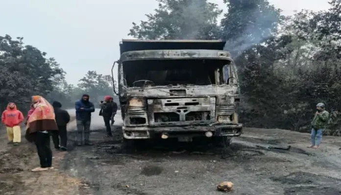 militants-in-jharkhand-set-fire-to-five-trucks