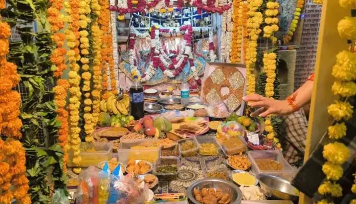 annakut-prasad-was-offered-in-temples-tableaus