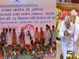 cm-nitish-touch-pm-modi-feet