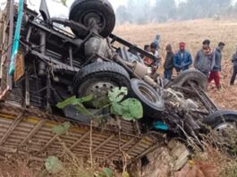 devotees-going-to-chitrakoot-overturned-one-dead