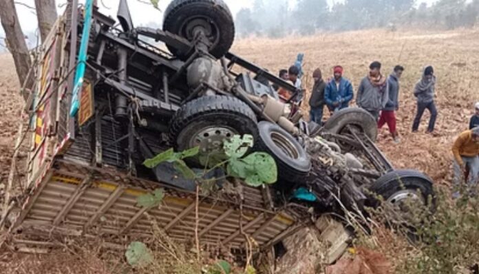 devotees-going-to-chitrakoot-overturned-one-dead