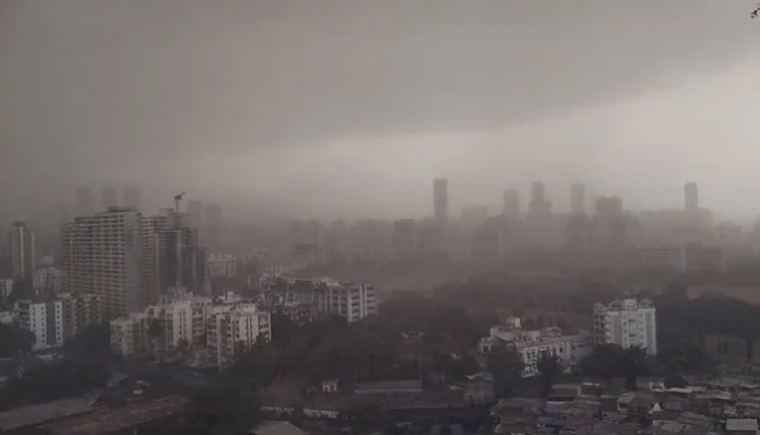 unseasonal-stormy-rain-wreaked-havoc-in-mumbai-many-airlines-suspended