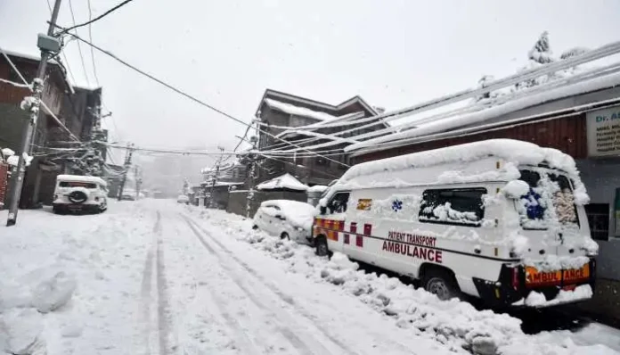 life-disrupted-due-to-snowfall-in-himachal