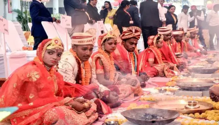 couples-held-each-others-hands-in-chandauli