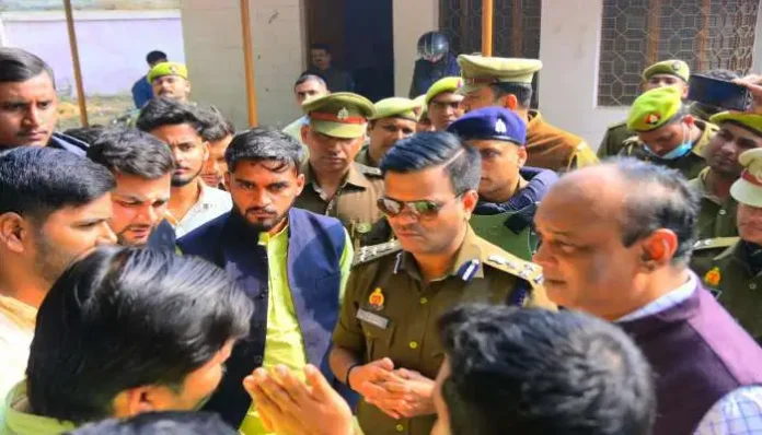 UP-College-students-recited-hanuman-chalisa-in-front-of-the-shrine