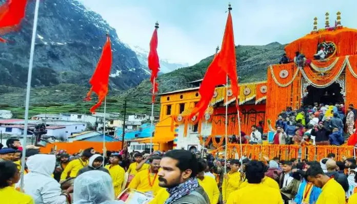 akhand-jyoti-was-seen-when-the-doors-of-badrinath-dham-opened